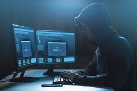 黑暗的房间里进行网络攻击黑客与进度加载条计算机上编码高清图片素材